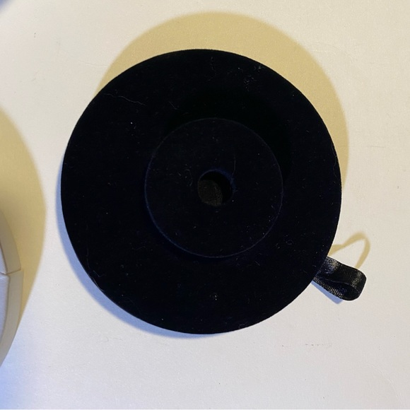 Pandora faux leather jewelry case GUC, might be a retired model 4 1/2”x 2 1/2” - Picture 11 of 12